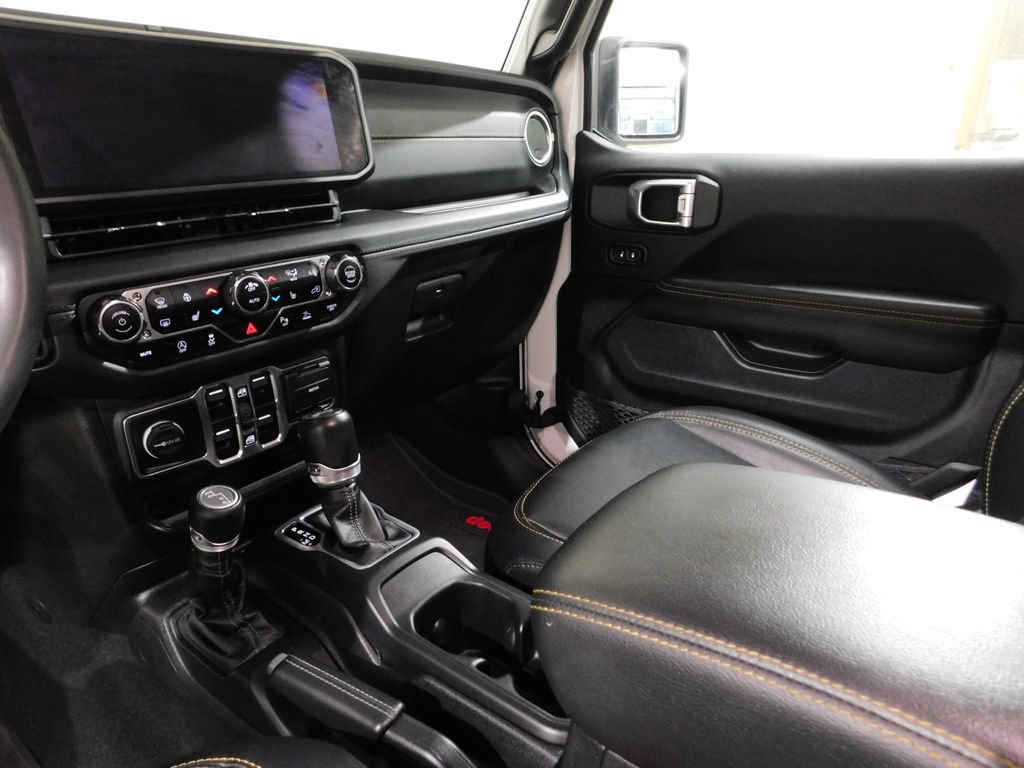 Used 2024 Jeep Wrangler Unlimited Sahara w/ Technology Group AWD/4WD image 59