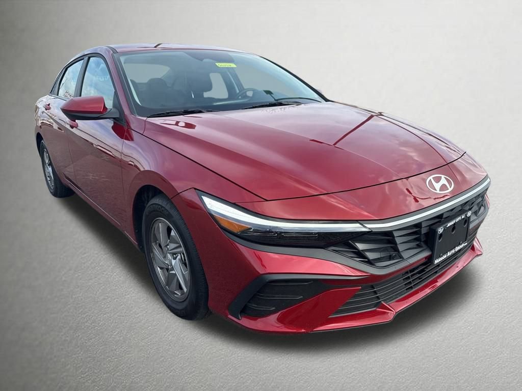 Used 2025 Hyundai Elantra SE image 1