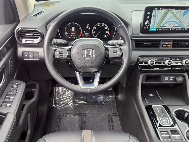 Used 2025 Honda Pilot Touring image 13
