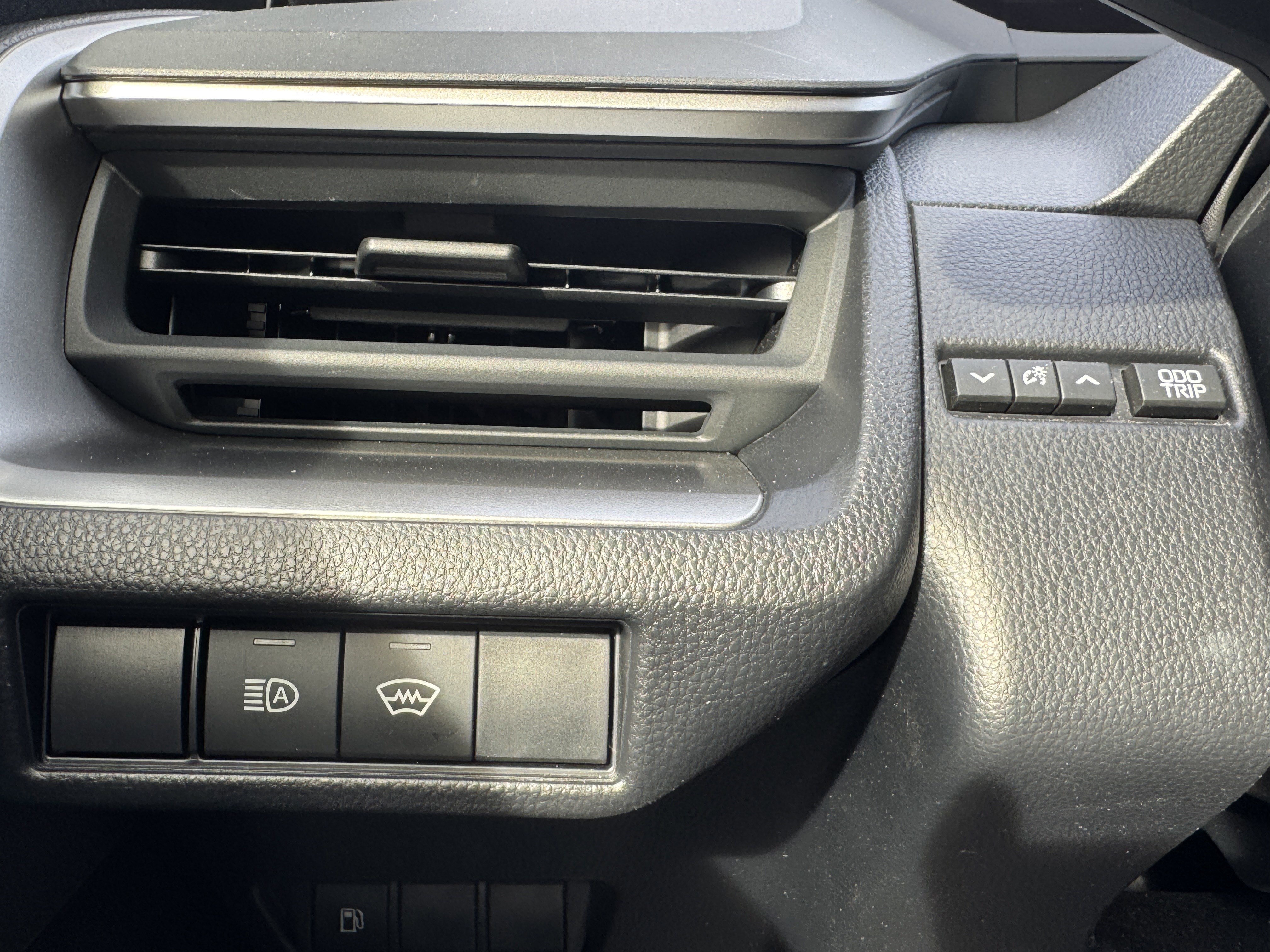 Used 2025 Toyota Prius LE image 32
