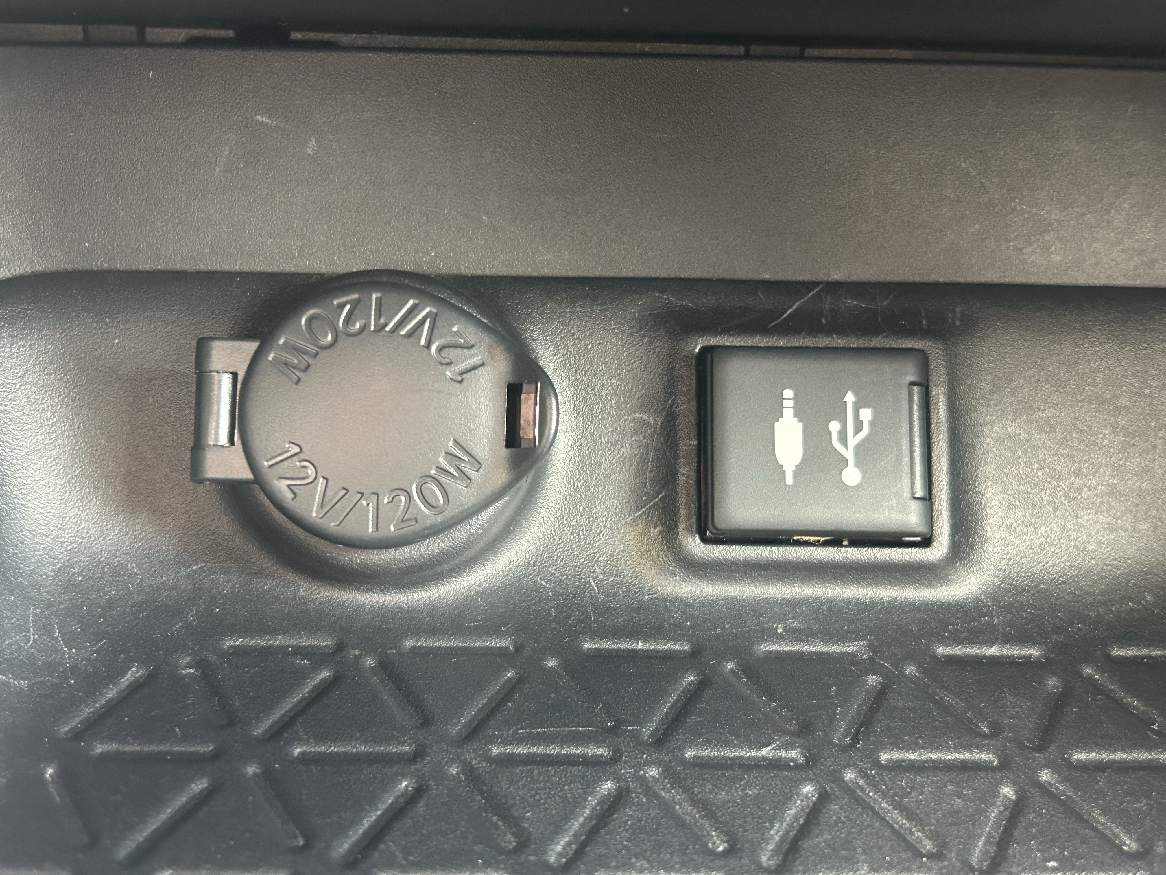 Used 2019 Toyota RAV4 LE AWD/4WD image 29