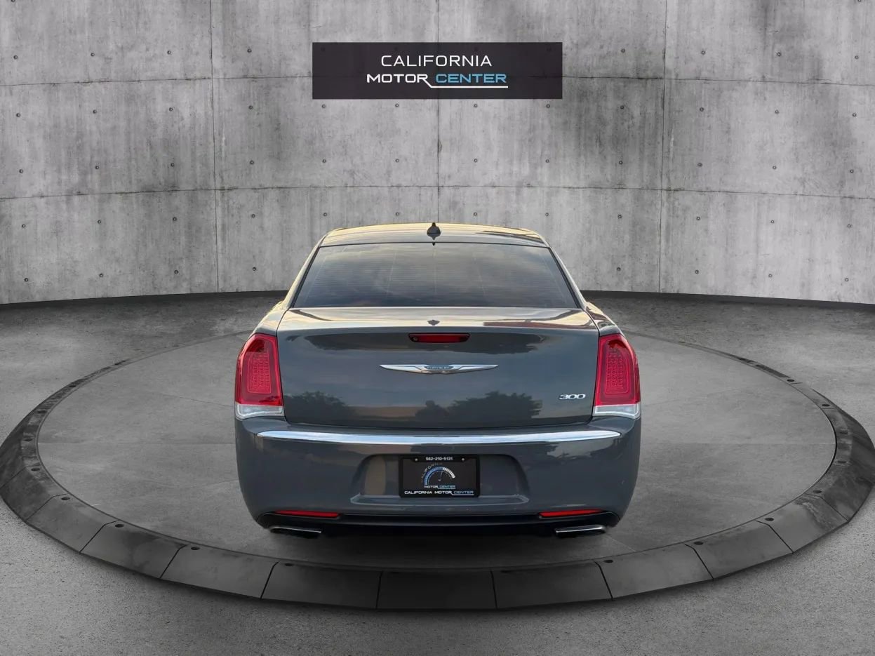 Used 2018 Chrysler 300 Touring L image 6