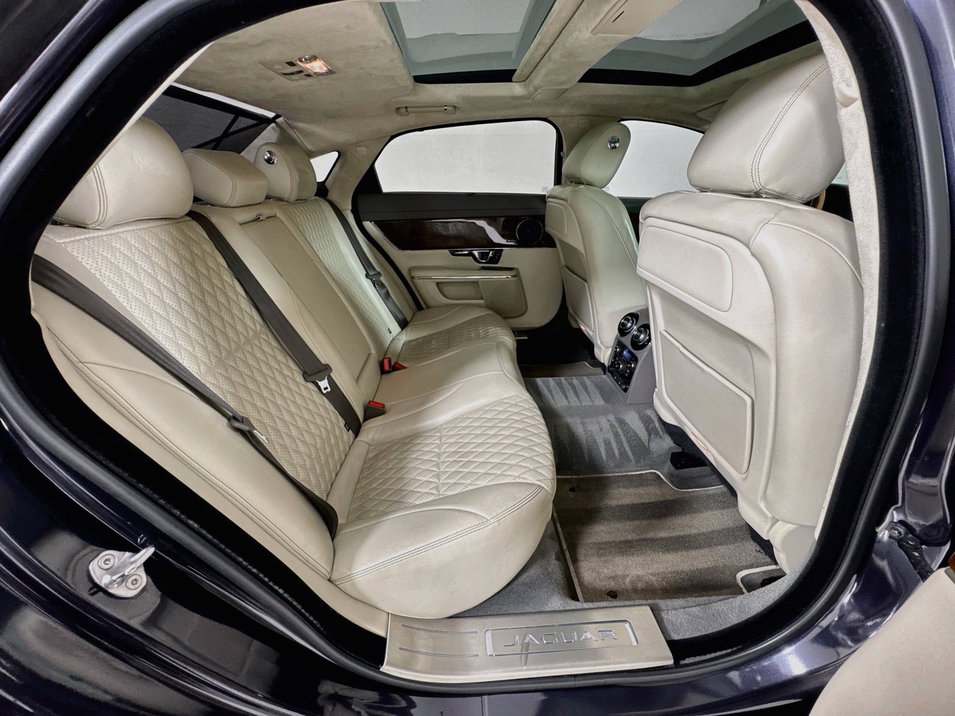 Used 2017 Jaguar XJ L Portfolio RWD image 27
