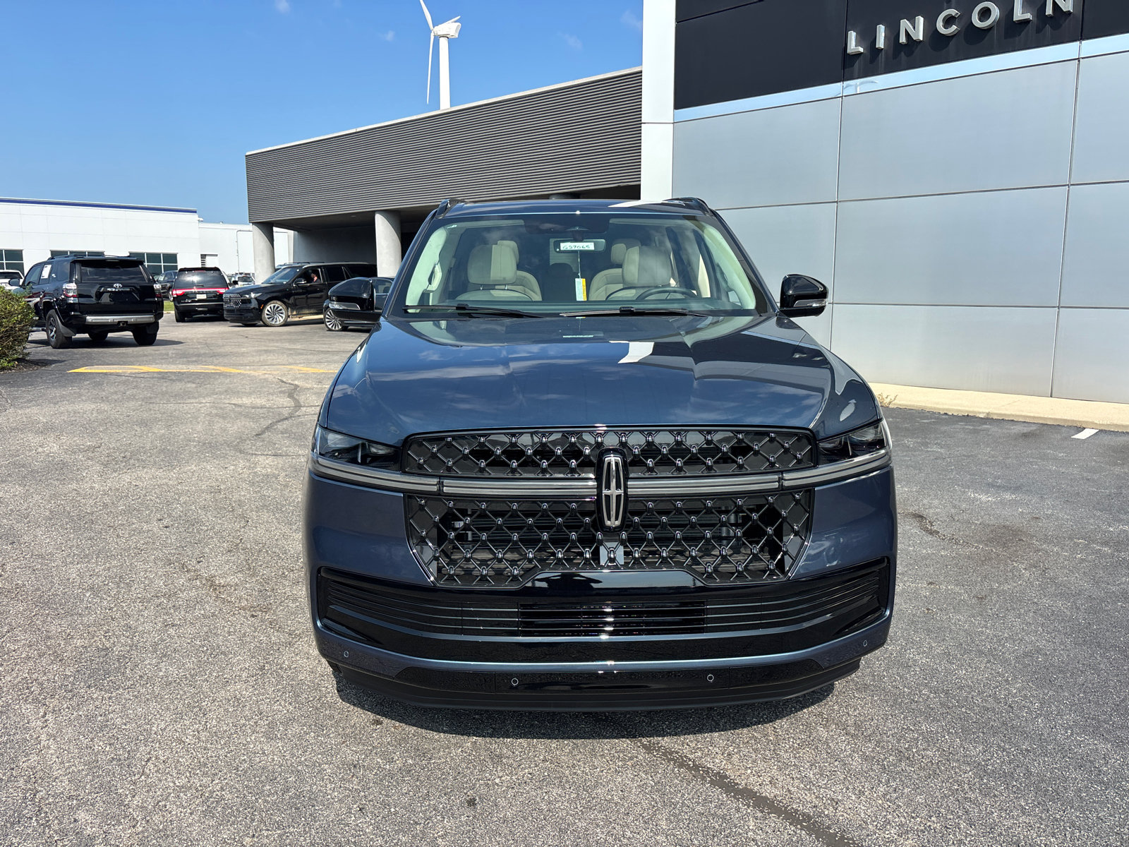 New 2027 Lincoln Navigator Reserve AWD/4WD image 2