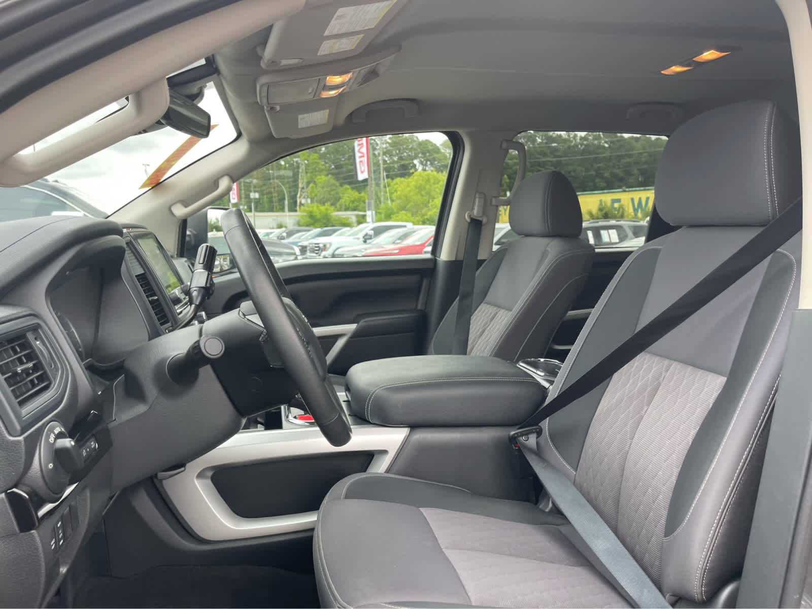 Used 2023 Nissan Titan SV w/ SV Convenience Package RWD image 12