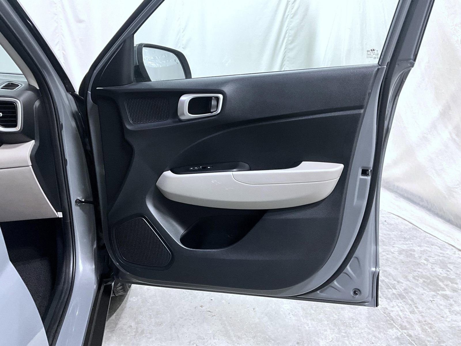 Used 2023 Hyundai Venue SEL image 17