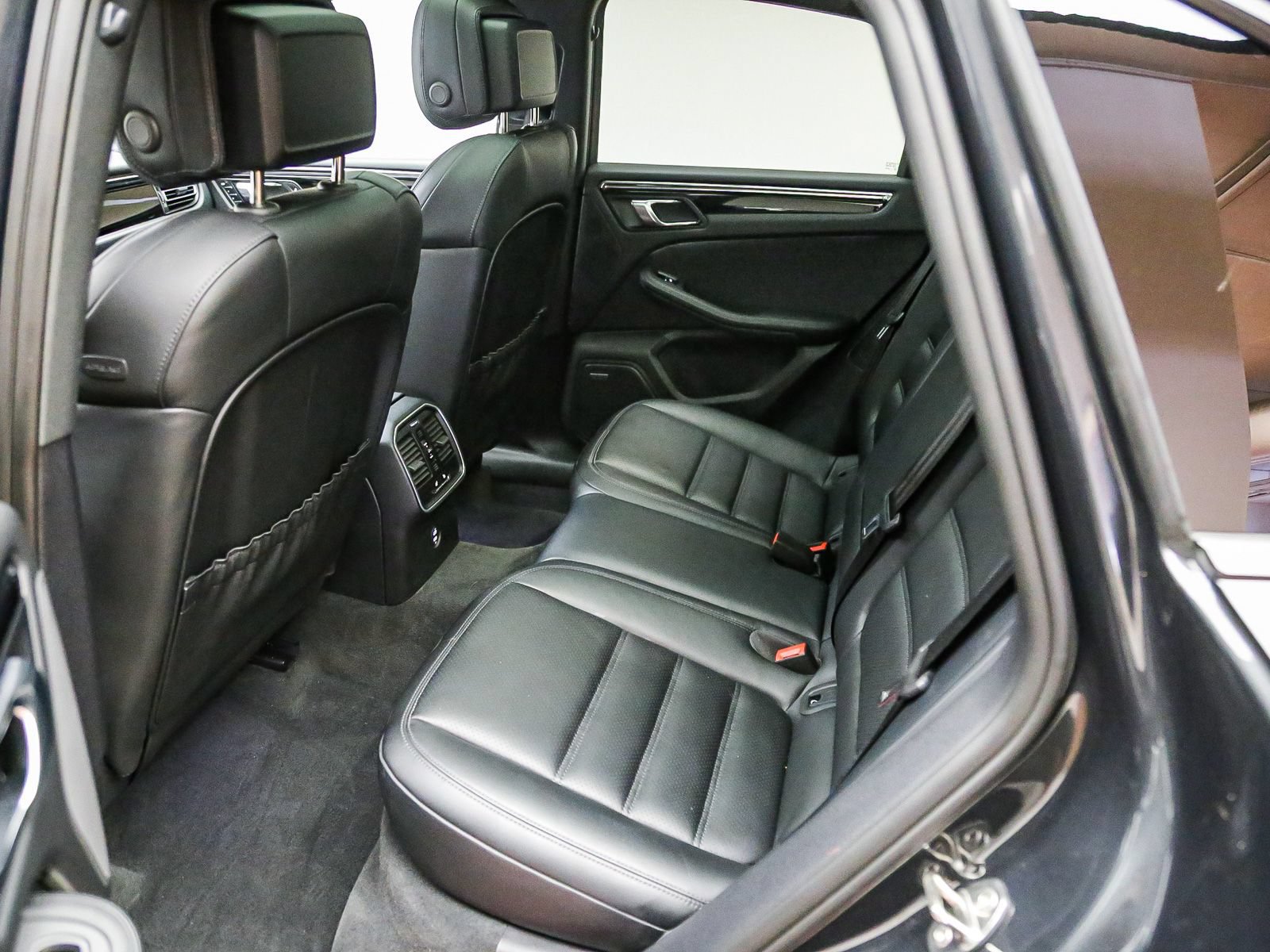 Certified 2026 Porsche Macan AWD/4WD image 23