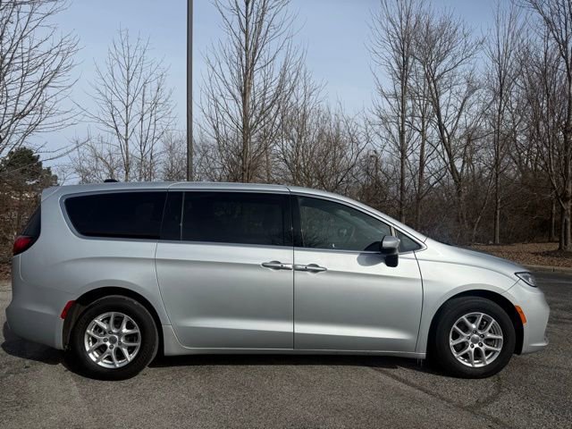 Used 2023 Chrysler Pacifica Touring image 2
