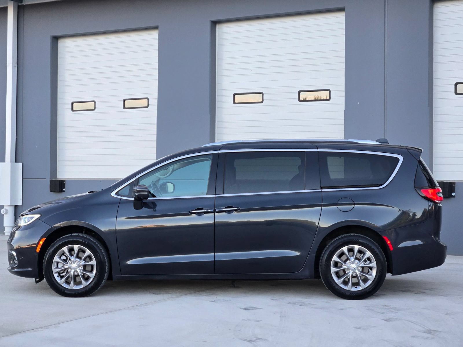 Used 2021 Chrysler Pacifica Touring-L w/ Premium & Safety Sphere Group AWD/4WD image 5