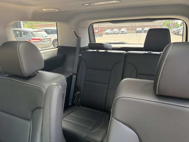 Used 2023 GMC Acadia SLT w/ Preferred Package FWD image 16