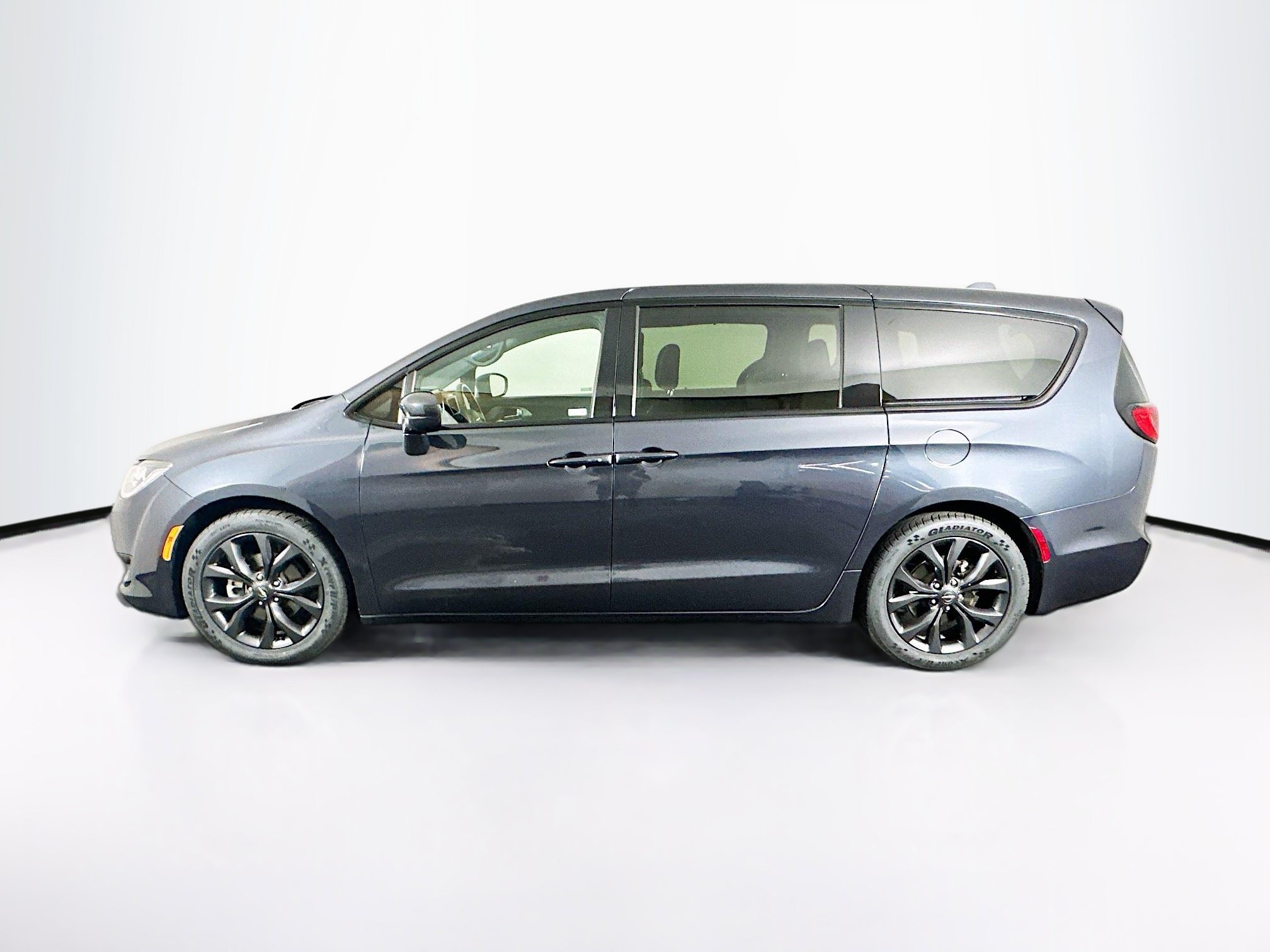 Used 2020 Chrysler Pacifica Touring w/ S Appearance Package FWD image 4