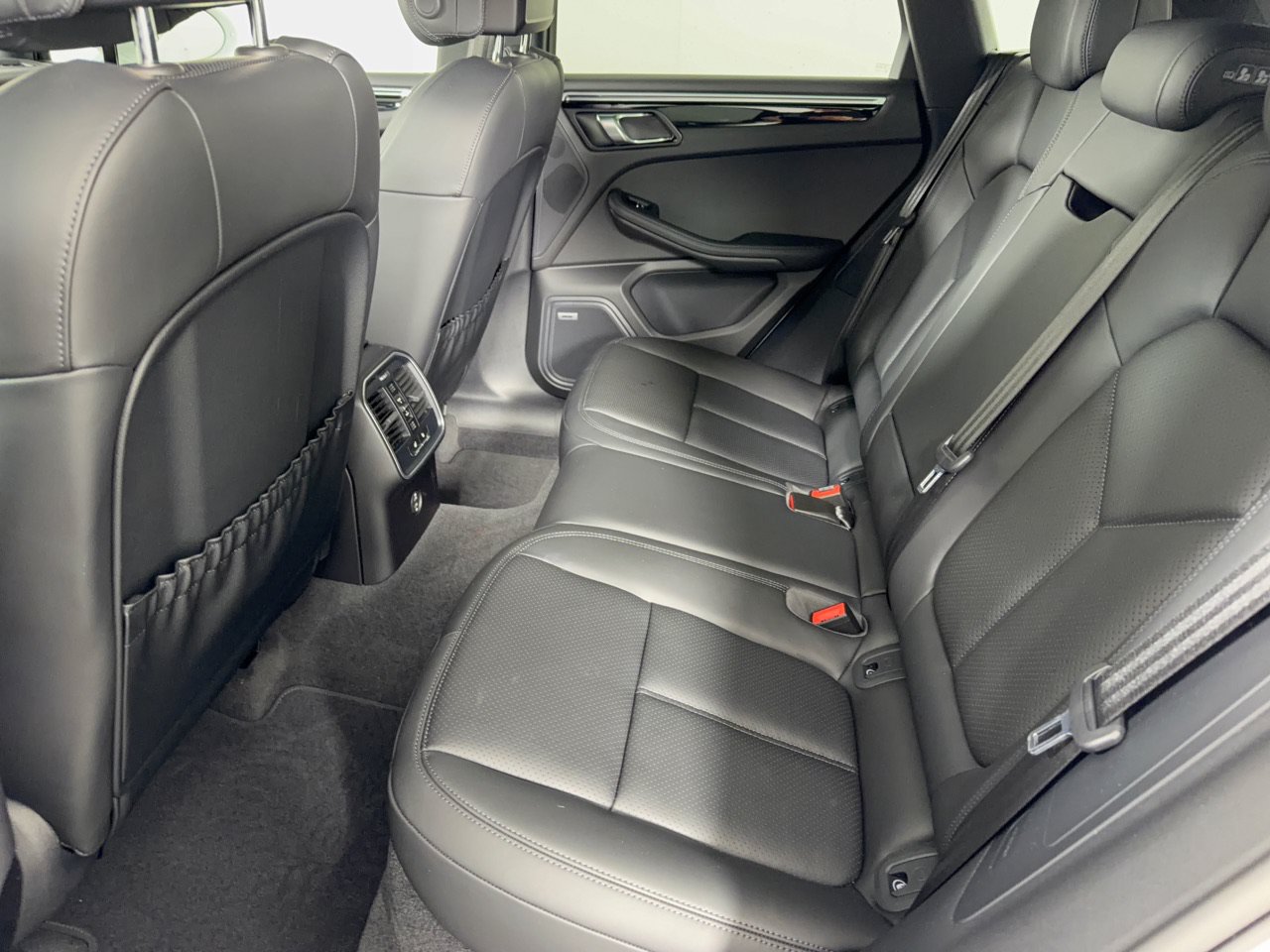 Certified 2022 Porsche Macan S AWD/4WD image 28