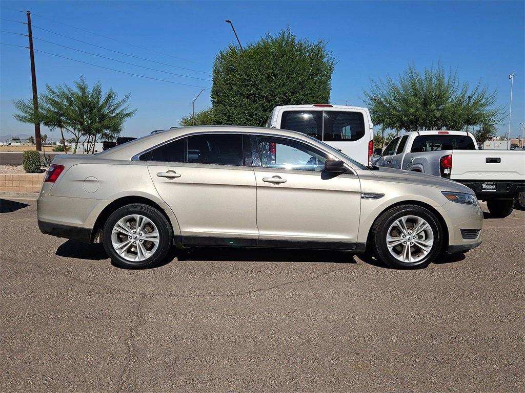 Used 2017 Ford Taurus SE image 3