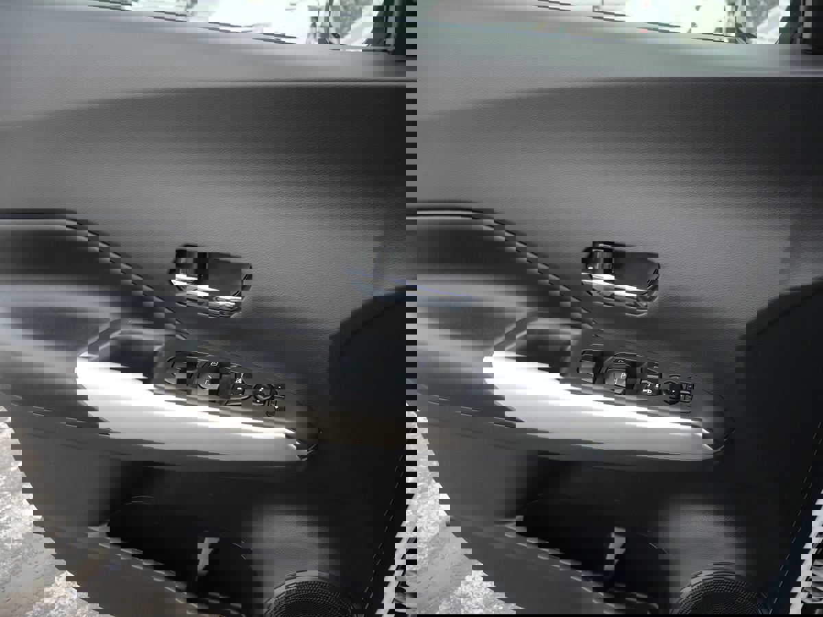 Used 2020 Nissan Kicks SR w/ SR Premium Package image 14