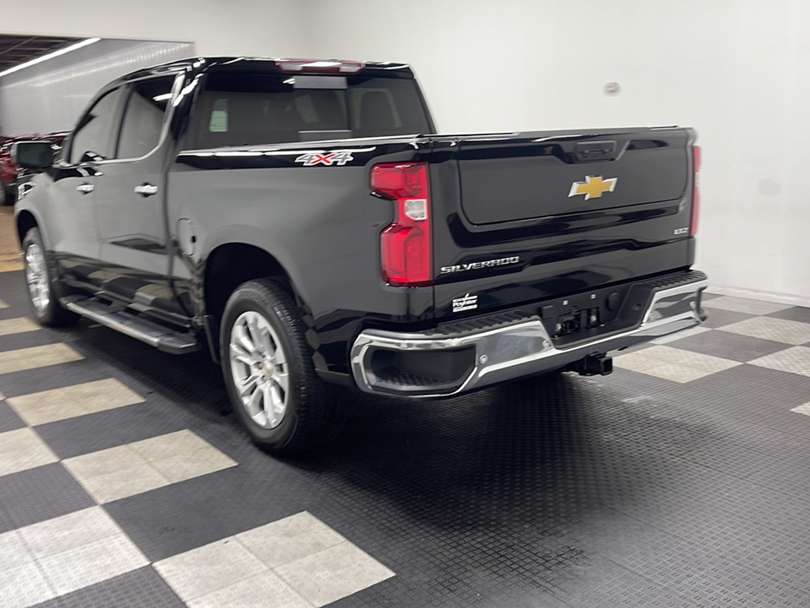 Used 2025 Chevrolet Silverado 1500 LTZ w/ LTZ Premium Package AWD/4WD image 17