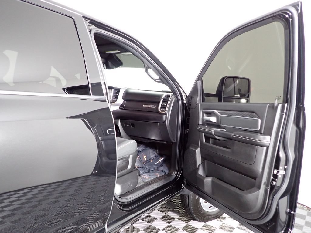 Used 2025 RAM 5500 4x4 Crew Cab image 36