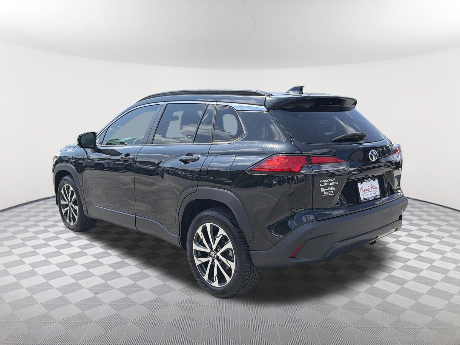 Used 2022 Toyota Corolla Cross XLE w/ Convenience Package FWD image 3