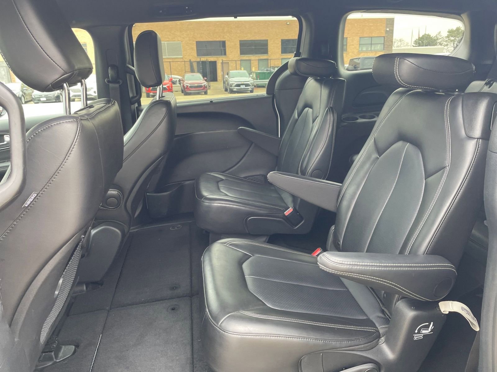 Used 2025 Chrysler Pacifica Select image 28