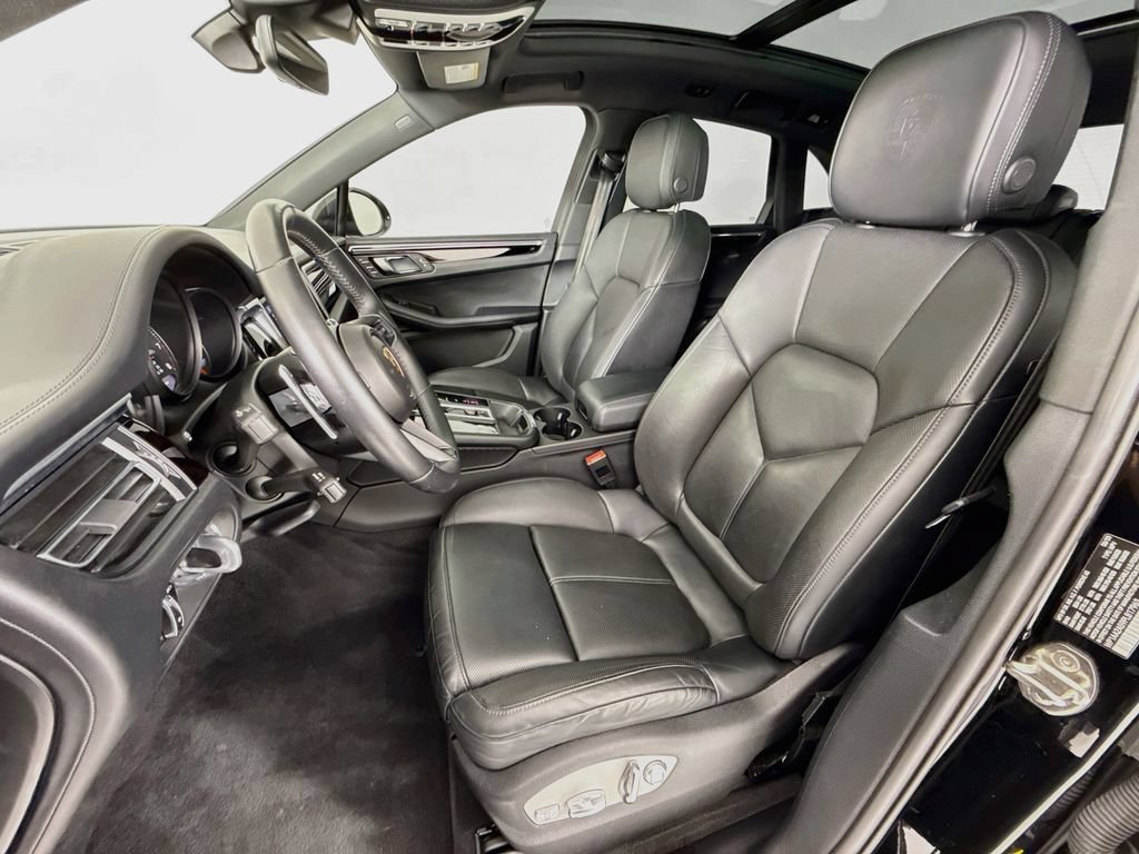 Certified 2023 Porsche Macan Turbo AWD/4WD image 5