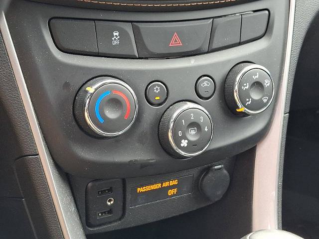 Used 2020 Chevrolet Trax LT w/ LT Convenience Package AWD/4WD image 17