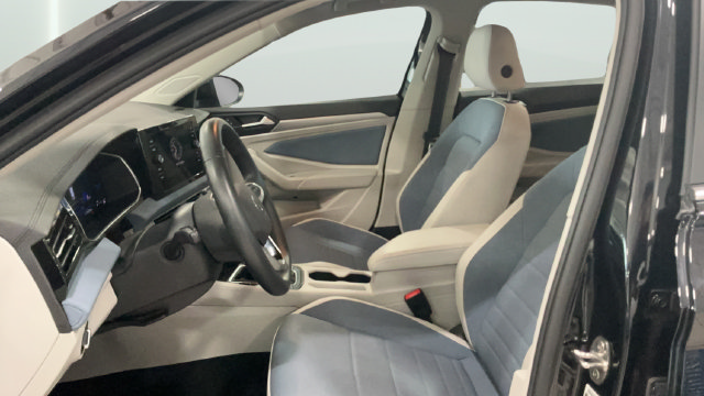 Used 2026 Volkswagen Jetta SE FWD image 15