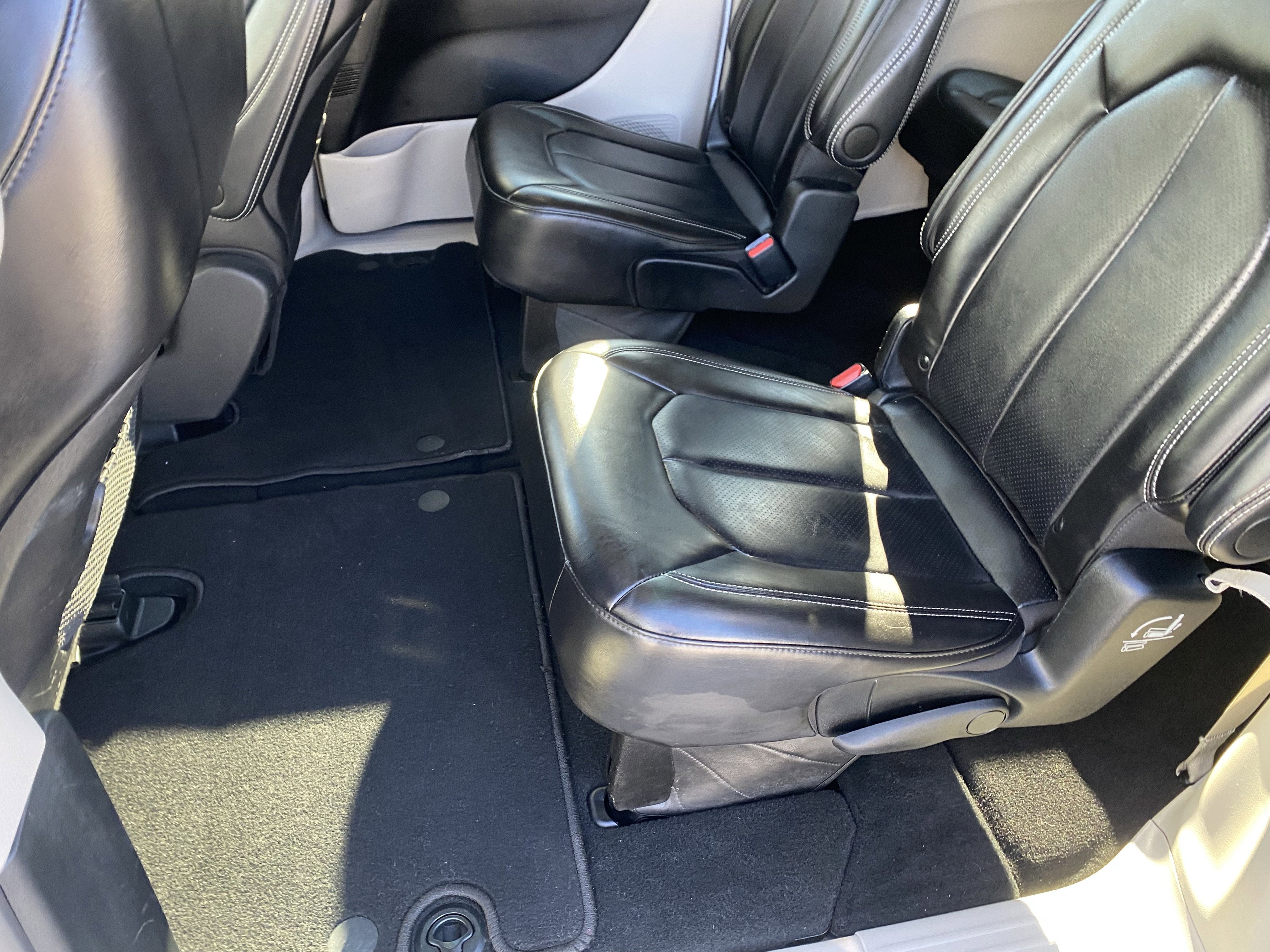 Used 2024 Chrysler Pacifica Touring-L image 10