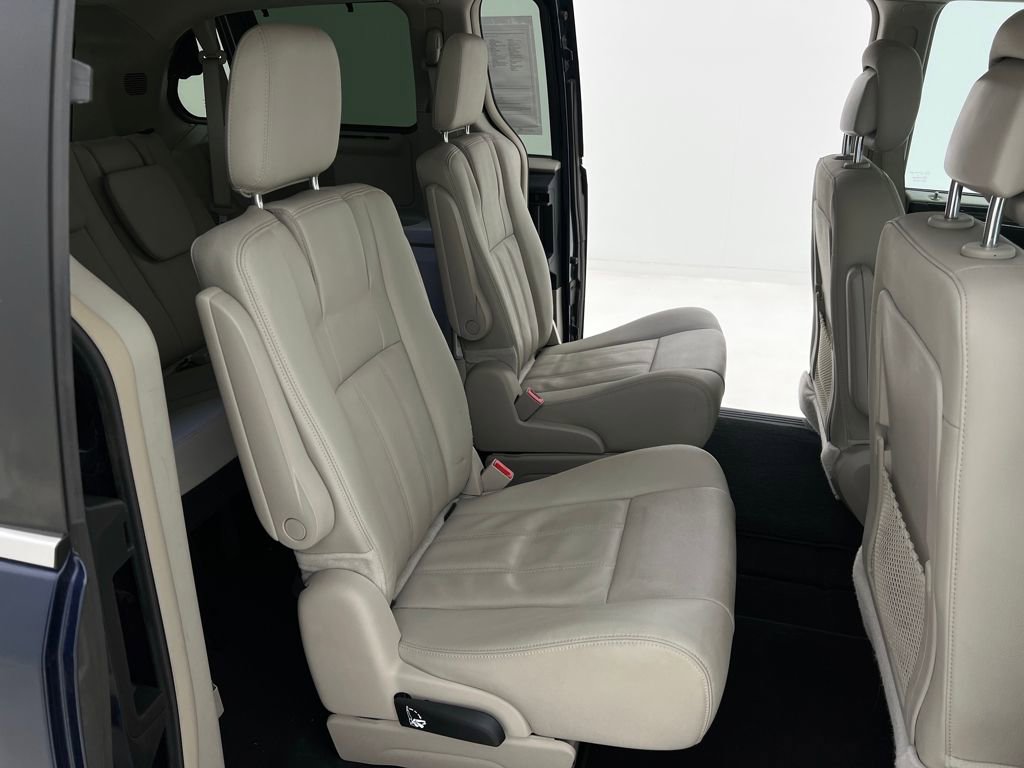 Used 2015 Chrysler Town & Country Touring image 14
