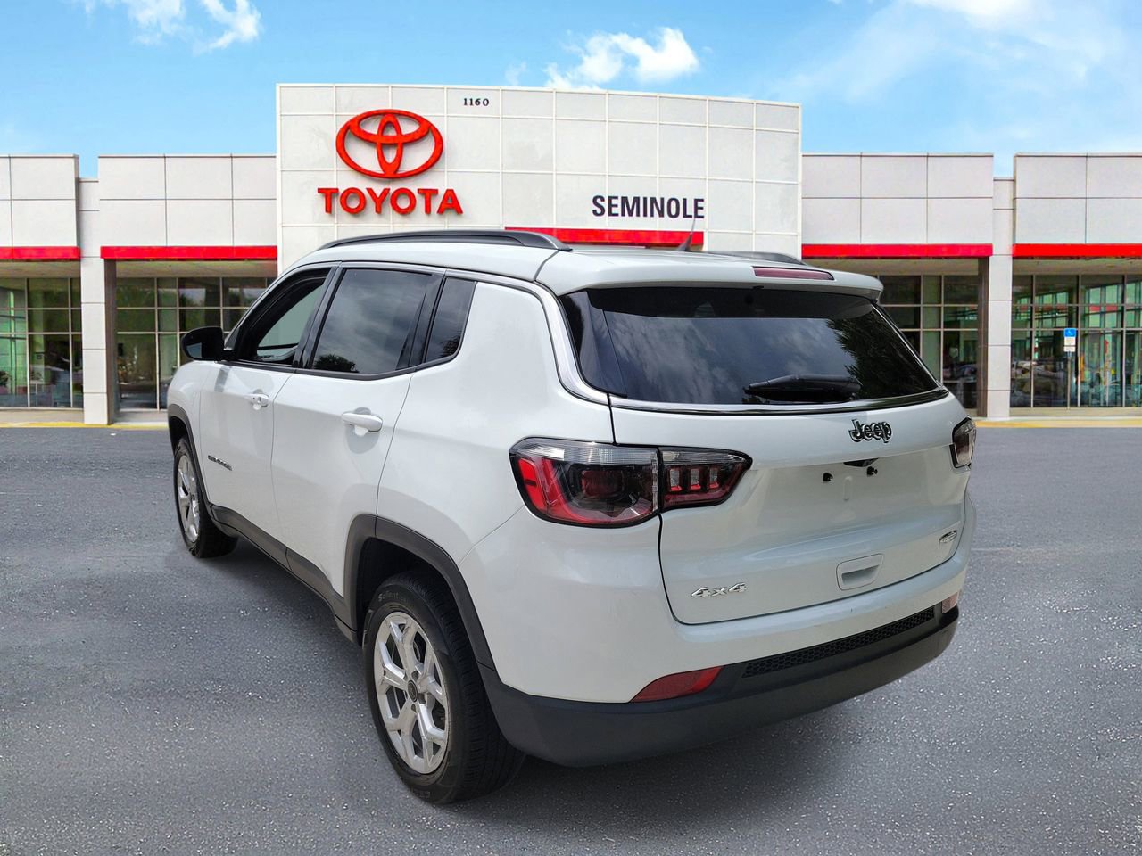 Used 2025 Jeep Compass Latitude w/ Sun & Sound Group AWD/4WD image 4