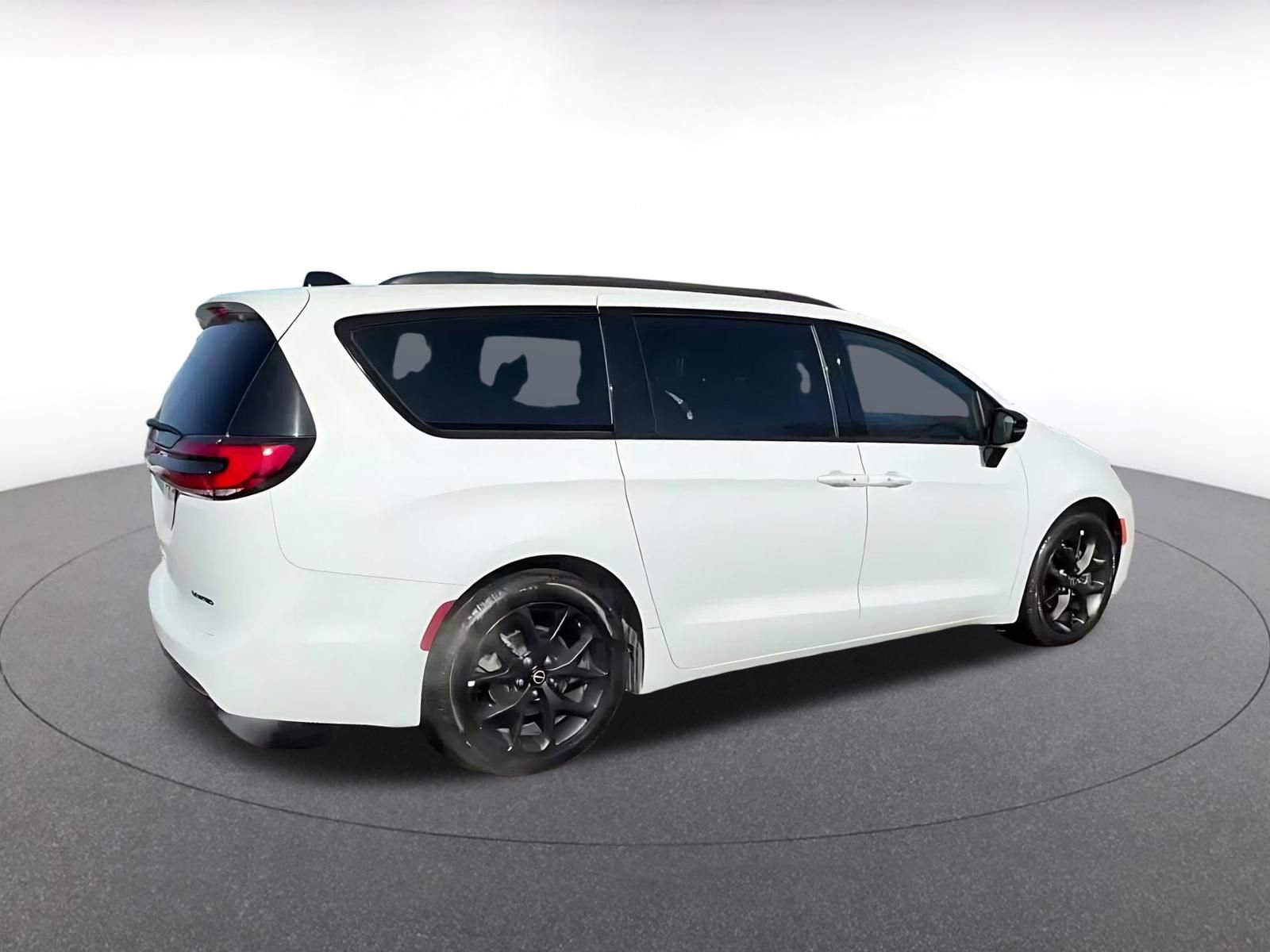 Used 2025 Chrysler Pacifica Limited image 15