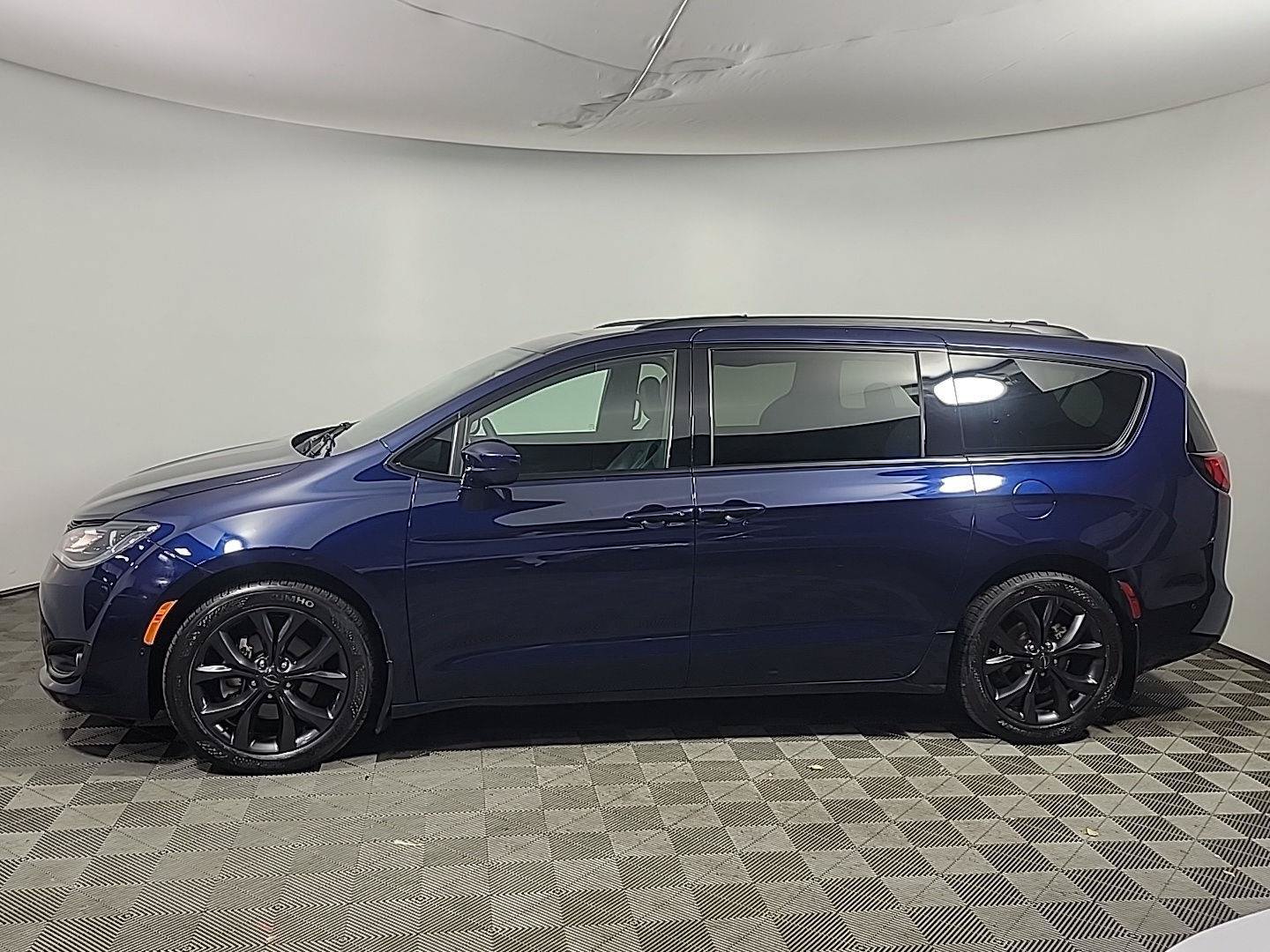 Used 2019 Chrysler Pacifica Touring-L Plus w/ Advanced Safetytec Group FWD image 12