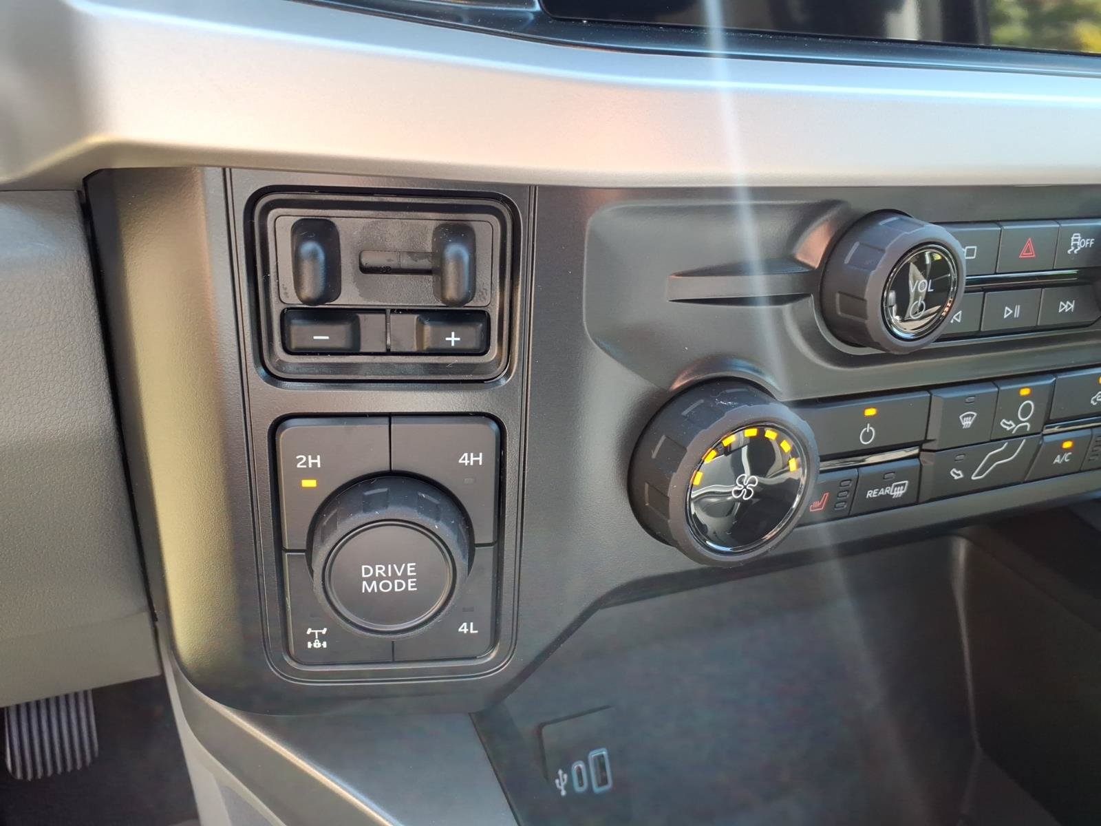 New 2027 Ford F250 XLT w/ XLT Premium Package AWD/4WD image 25
