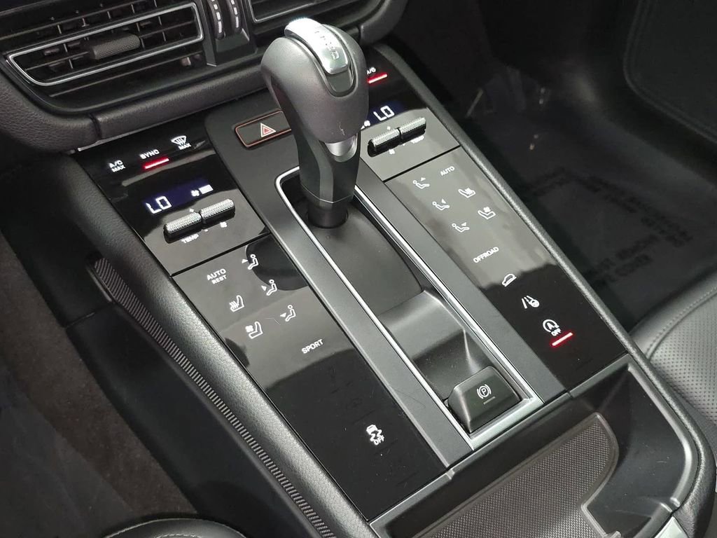 Used 2025 Porsche Macan AWD/4WD image 20