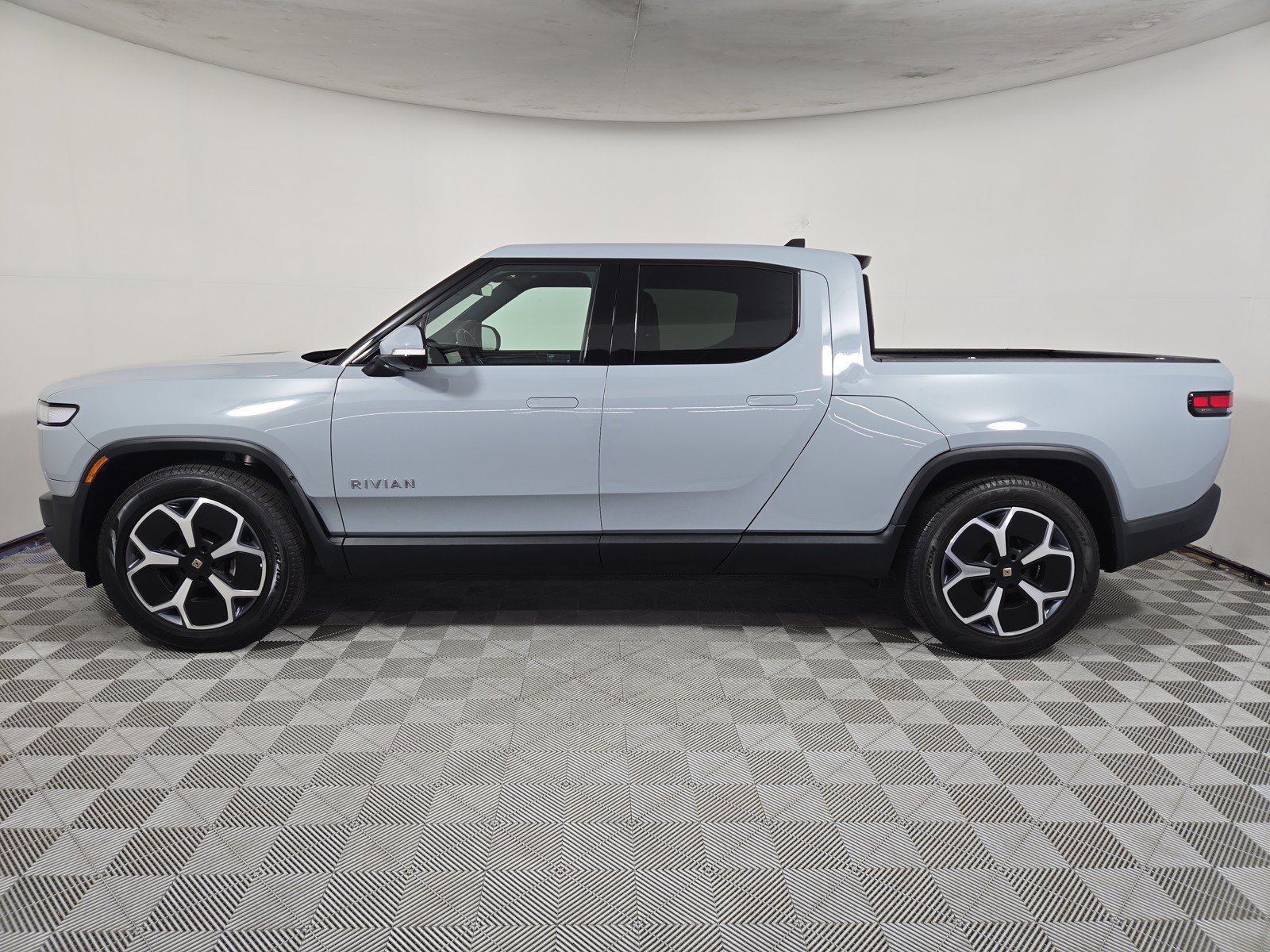 Used 2024 Rivian R1T Adventure AWD/4WD image 2