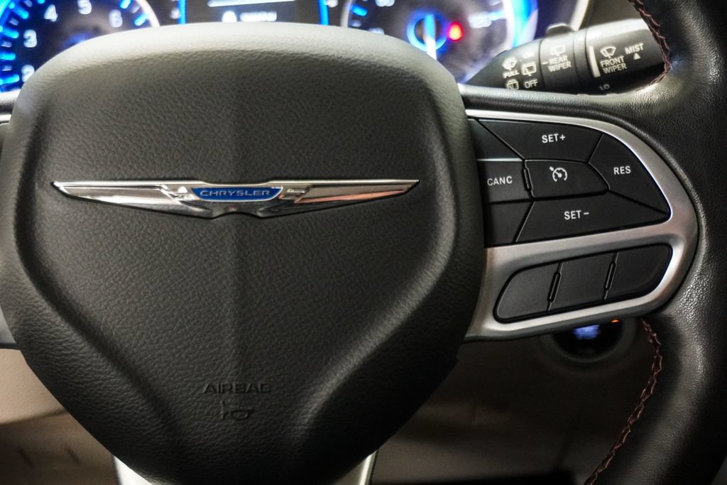 Used 2020 Chrysler Pacifica Touring-L FWD image 15