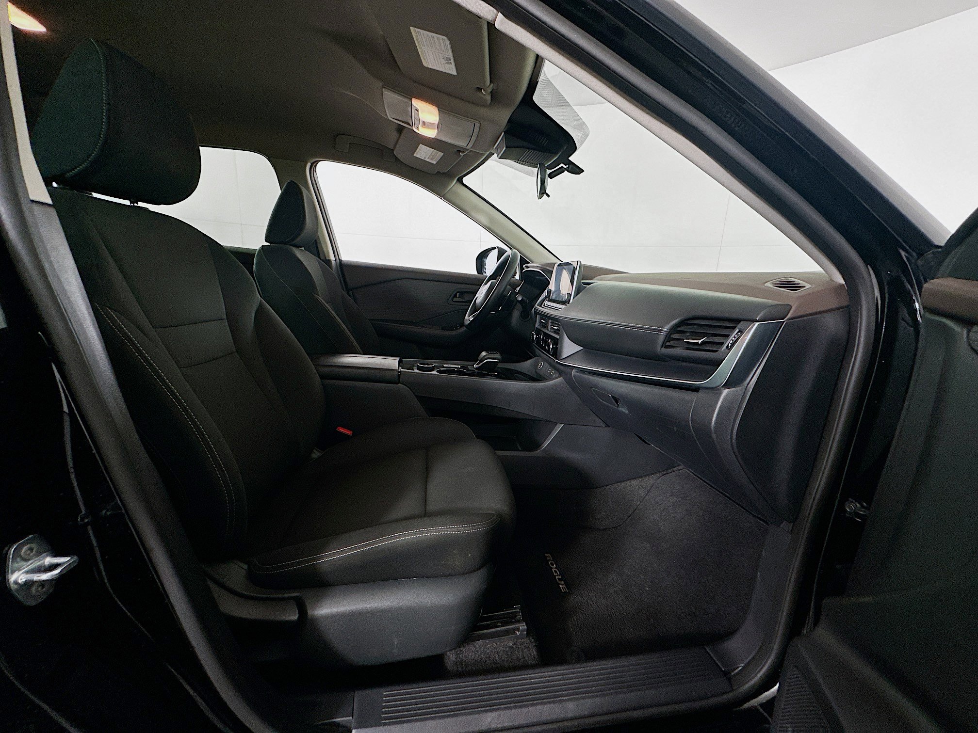 Used 2023 Nissan Rogue S AWD/4WD image 29