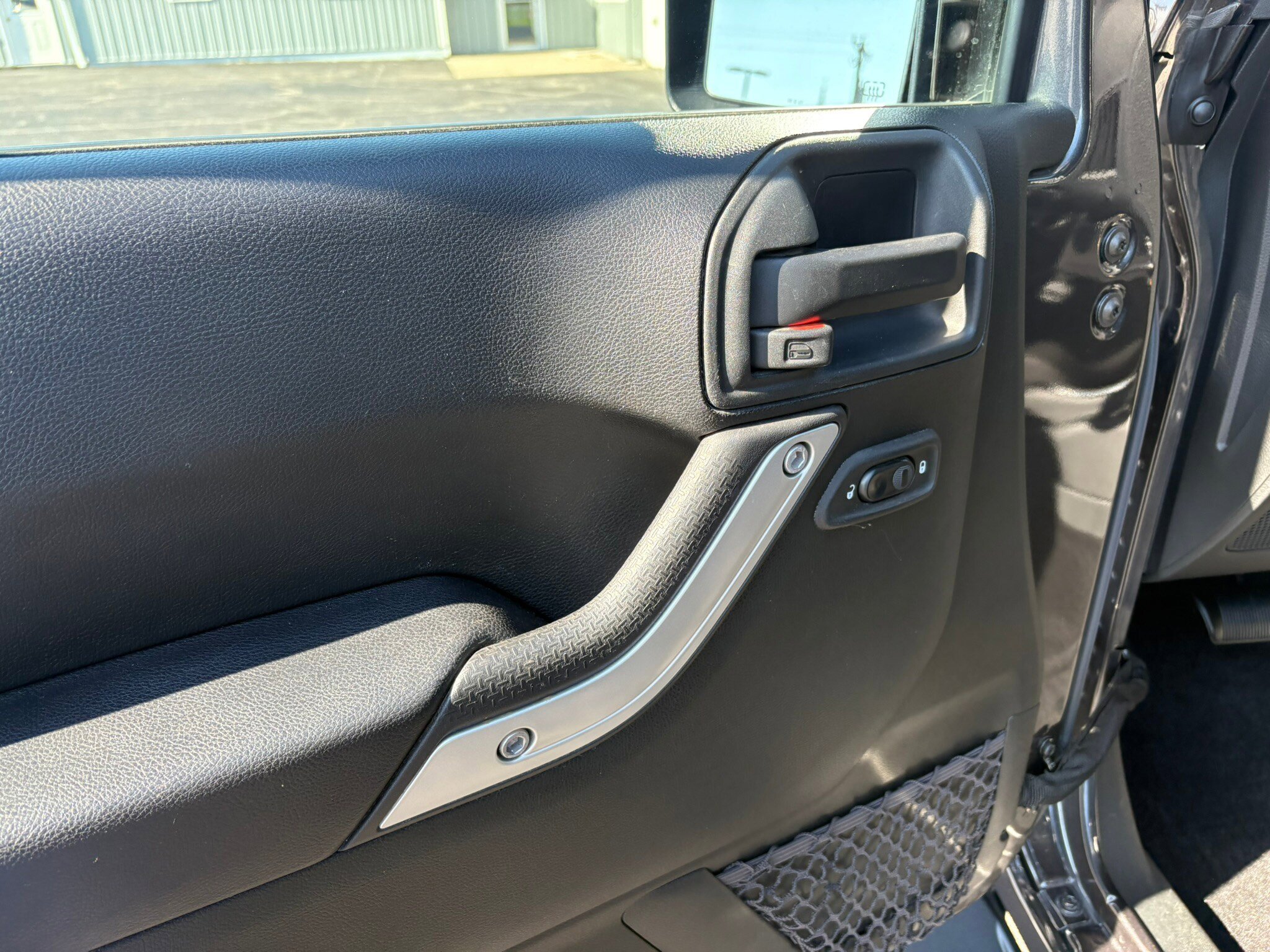 Used 2018 Jeep Wrangler Sahara w/ Connectivity Group AWD/4WD image 15