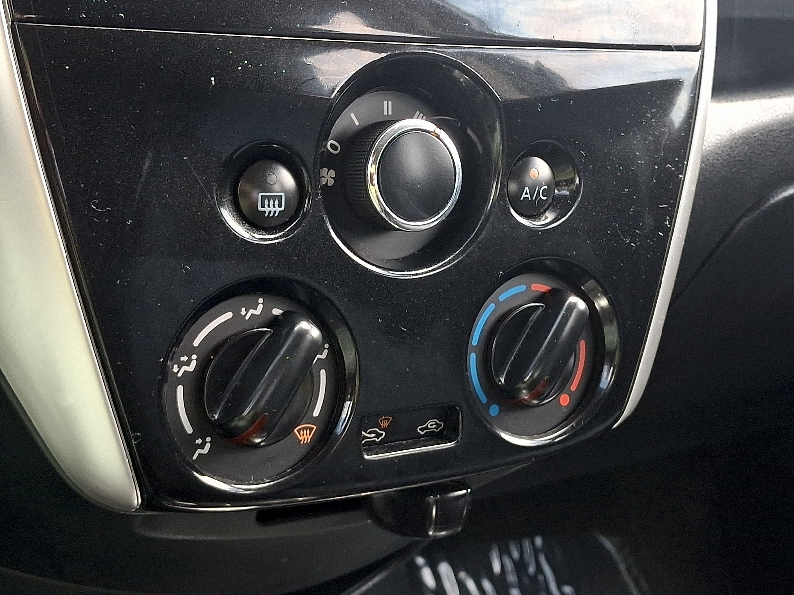 Used 2016 Nissan Versa Note SV FWD image 17