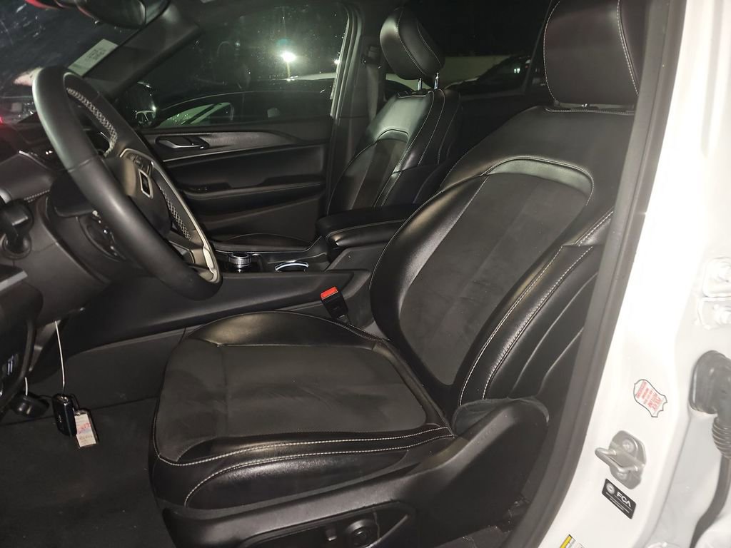 Used 2024 Jeep Grand Cherokee L Laredo image 3