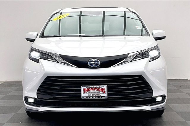 Used 2025 Toyota Sienna XLE image 2