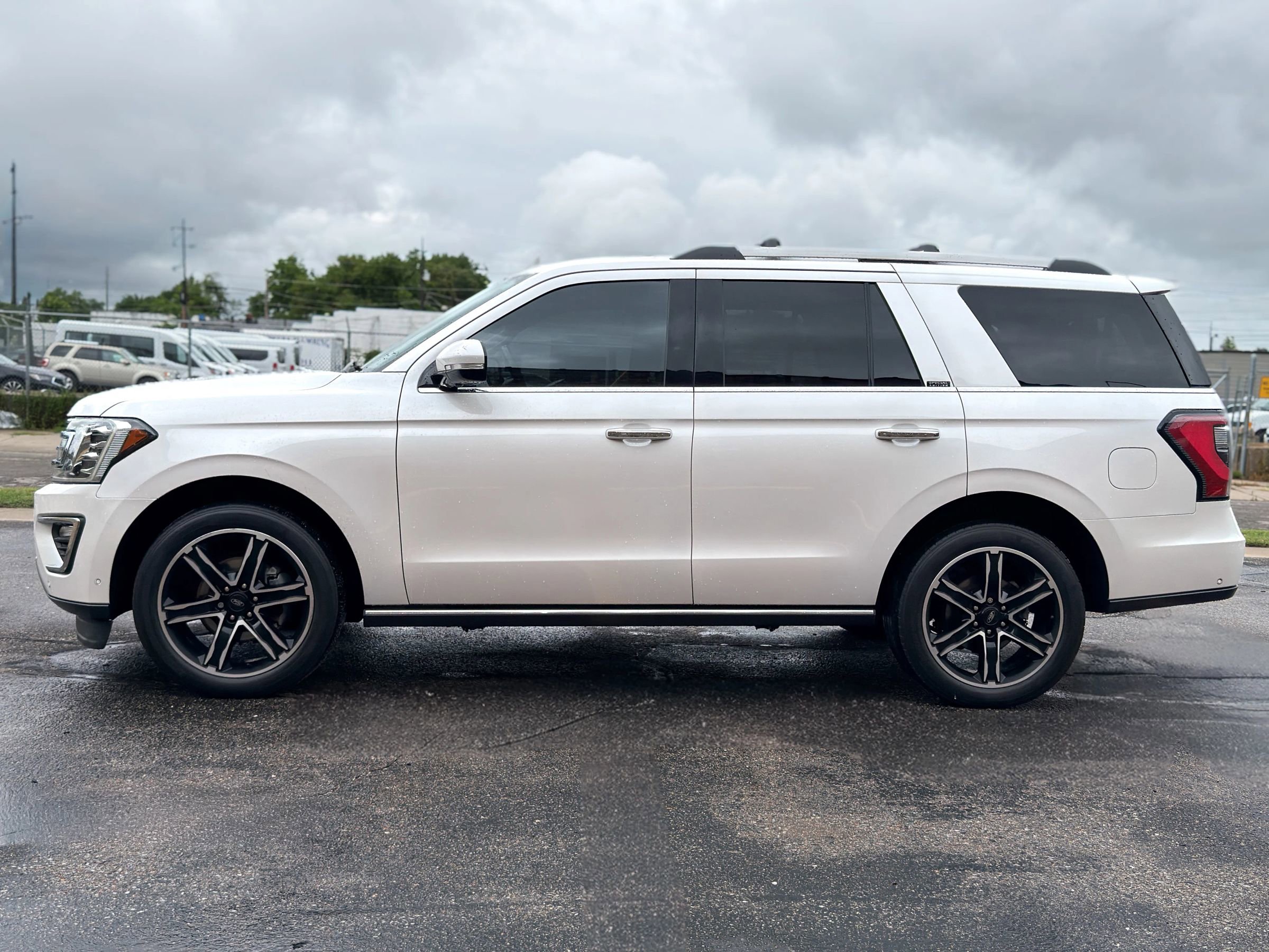 Used 2019 Ford Expedition Limited w/ Special Edition Package AWD/4WD image 4