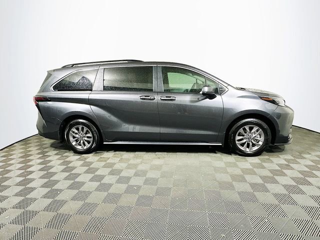 Used 2025 Toyota Sienna XLE image 9