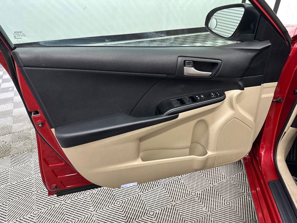 Used 2014 Toyota Camry L image 10