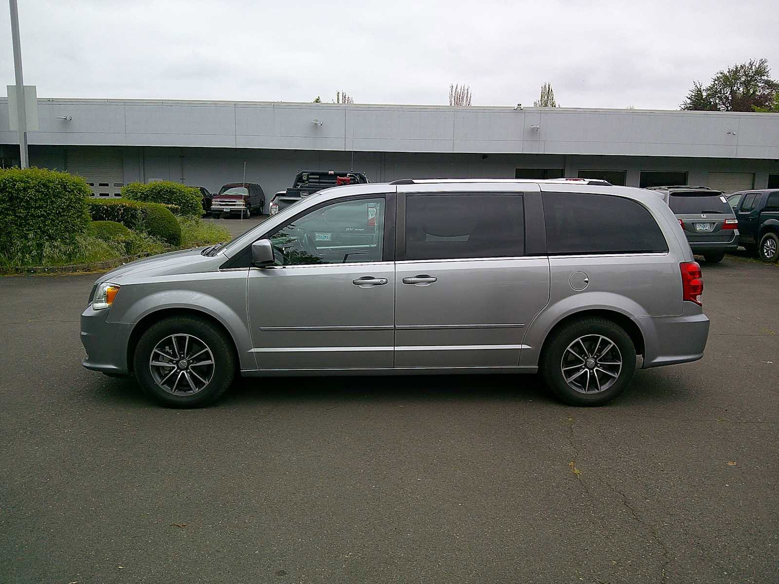 Used 2017 Dodge Grand Caravan SXT FWD image 2