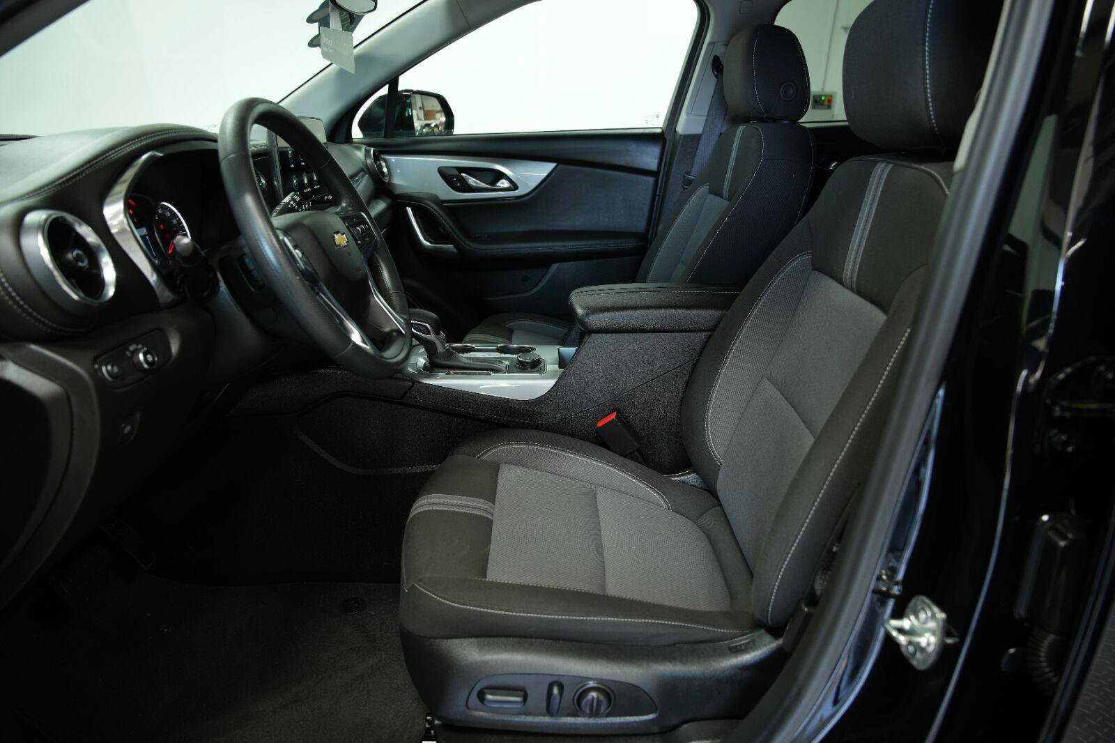 Certified 2025 Chevrolet Blazer LT FWD image 34