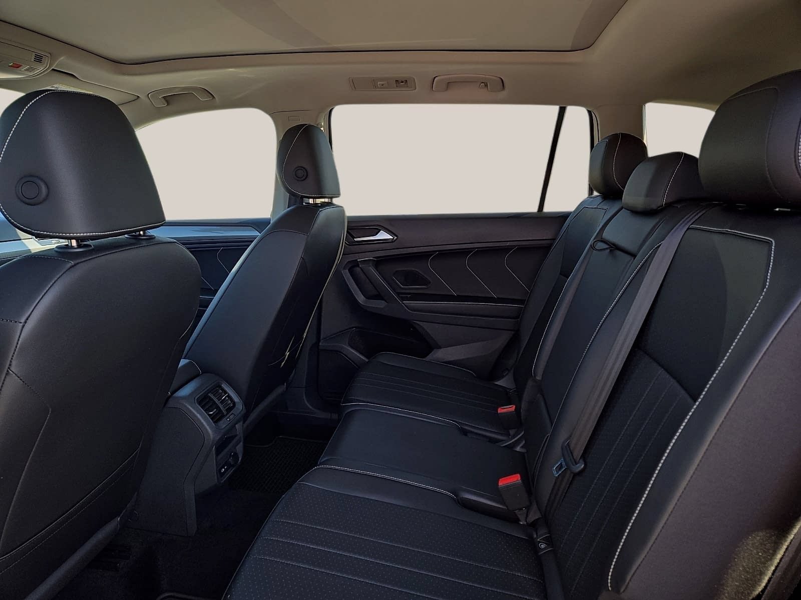 Used 2024 Volkswagen Tiguan SE w/ Panoramic Sunroof Package FWD image 11