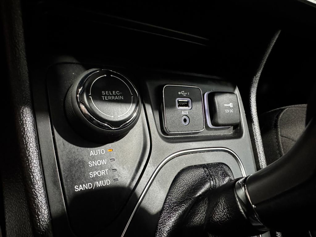 Used 2021 Jeep Cherokee Sport w/ Popular Appearance Group AWD/4WD image 37