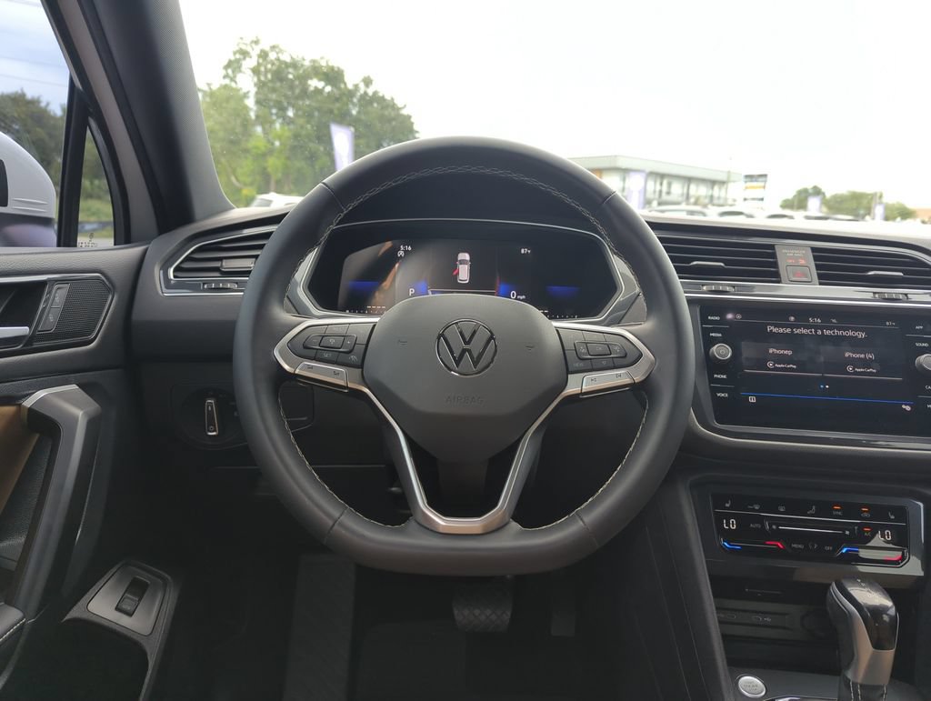 Certified 2024 Volkswagen Tiguan SE w/ Panoramic Sunroof Package FWD image 17