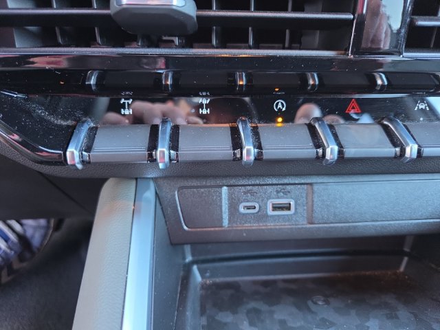 Used 2026 Chevrolet Colorado ZR2 w/ Technology Package AWD/4WD image 18
