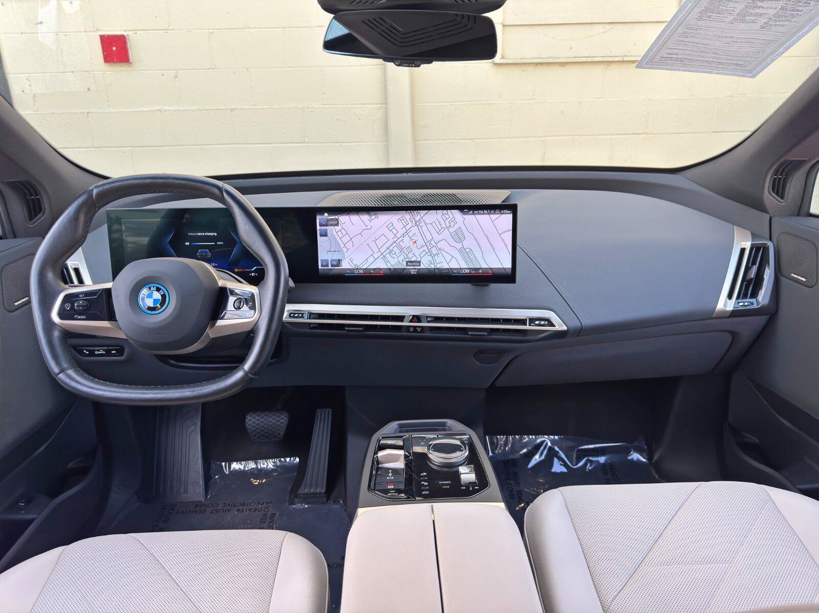 Used 2022 BMW iX xDrive50 w/ Sport Package AWD/4WD image 11