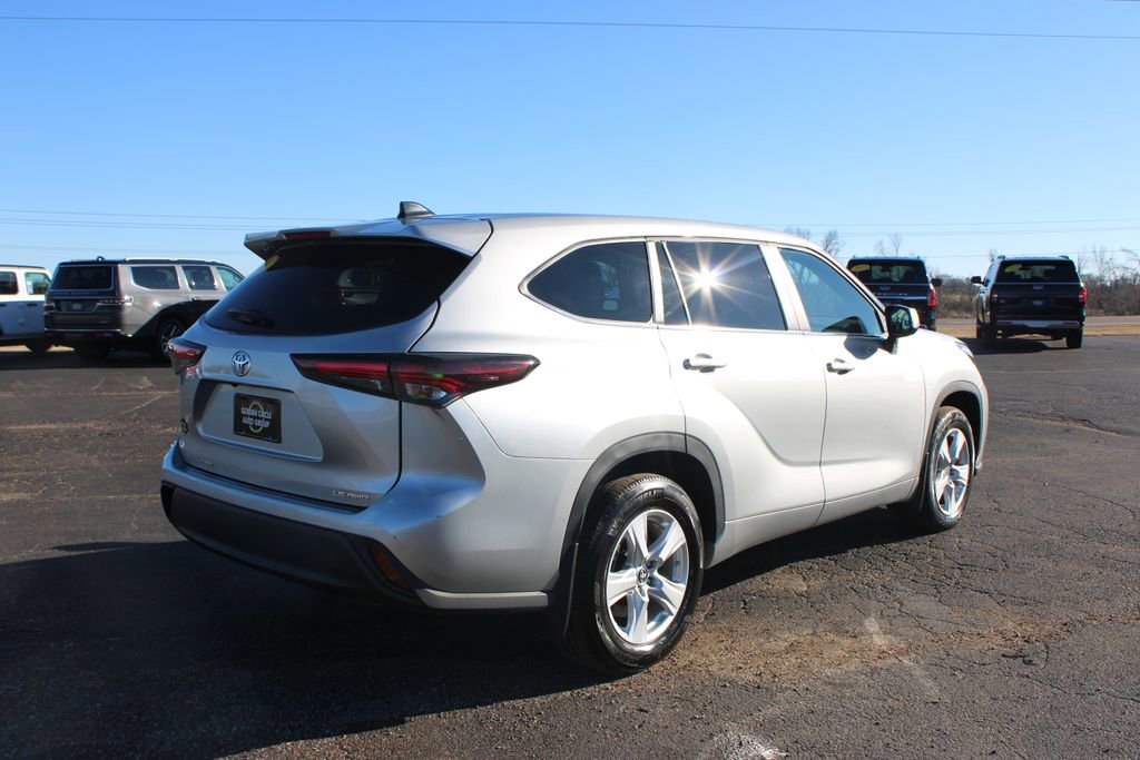 Used 2024 Toyota Highlander LE image 9